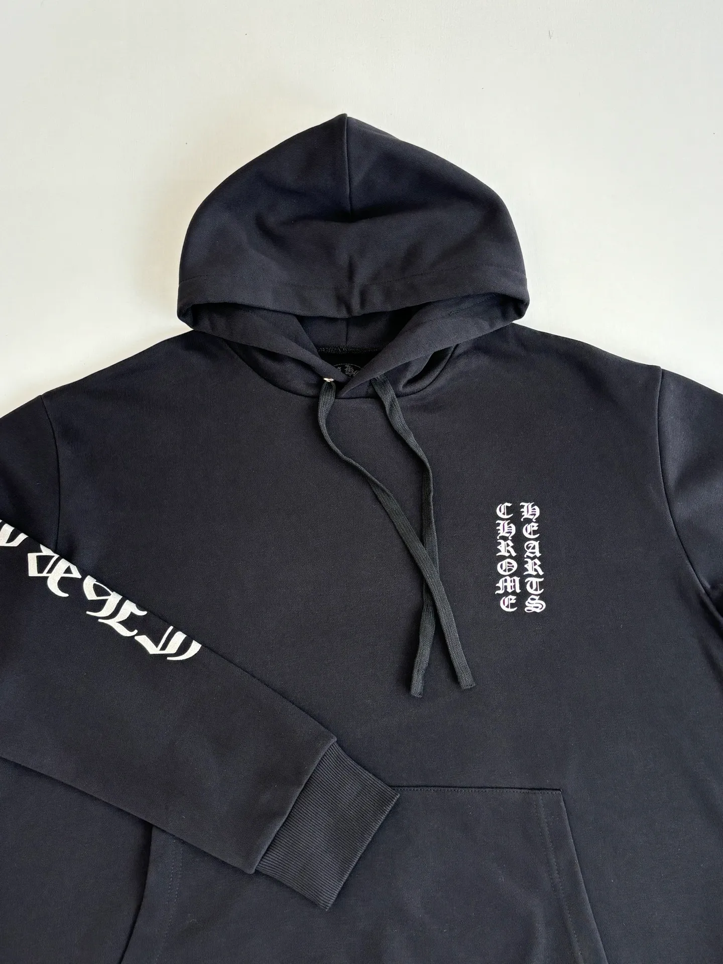 P400 Chrome Herat*/Chrome Heart 25 1988 limited Sanskrit printed hooded sweatshirt. The fabric is made of fleece 420g cotton. The printing uses a variety of printing techniques. Thermosetting ink printing. Size: S/M/L